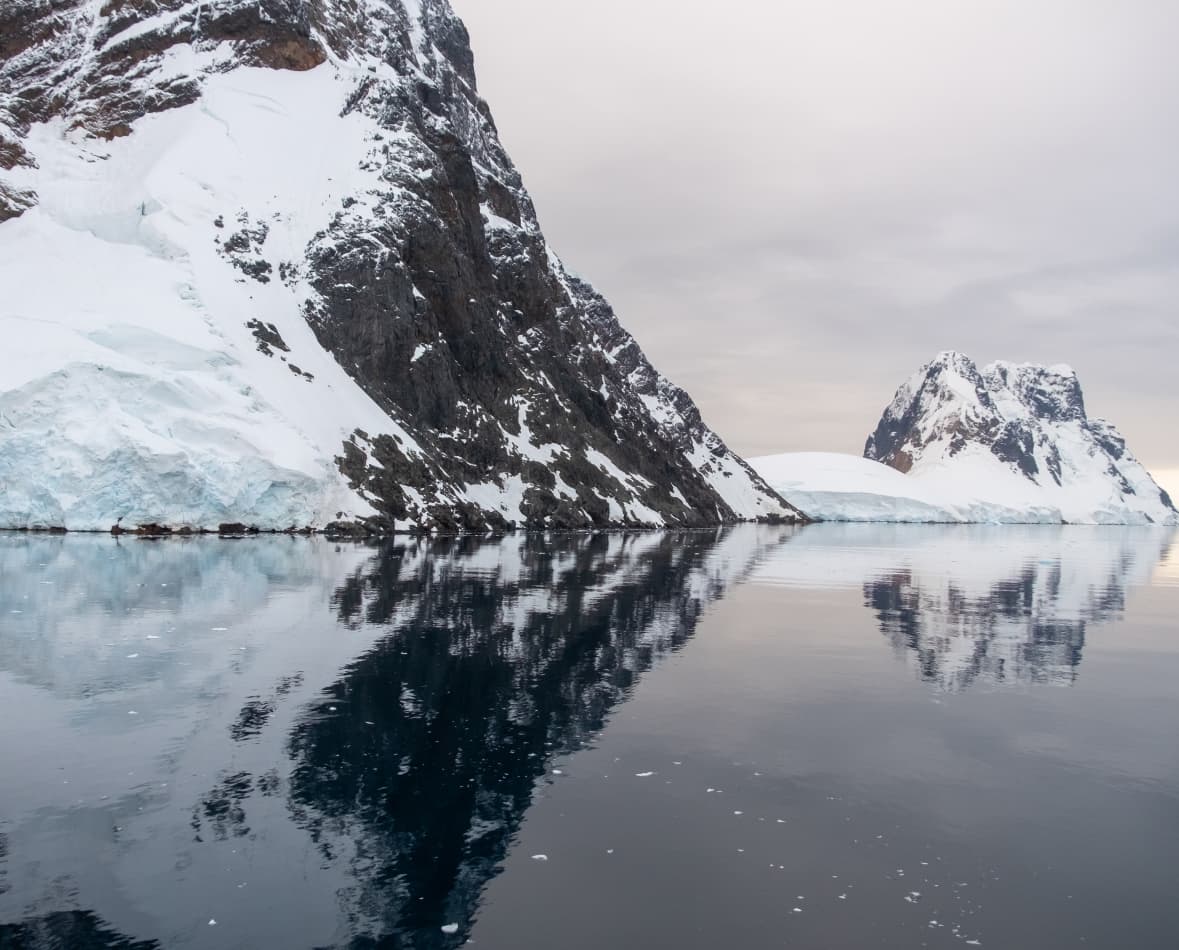 The snowy terrain of Antartica